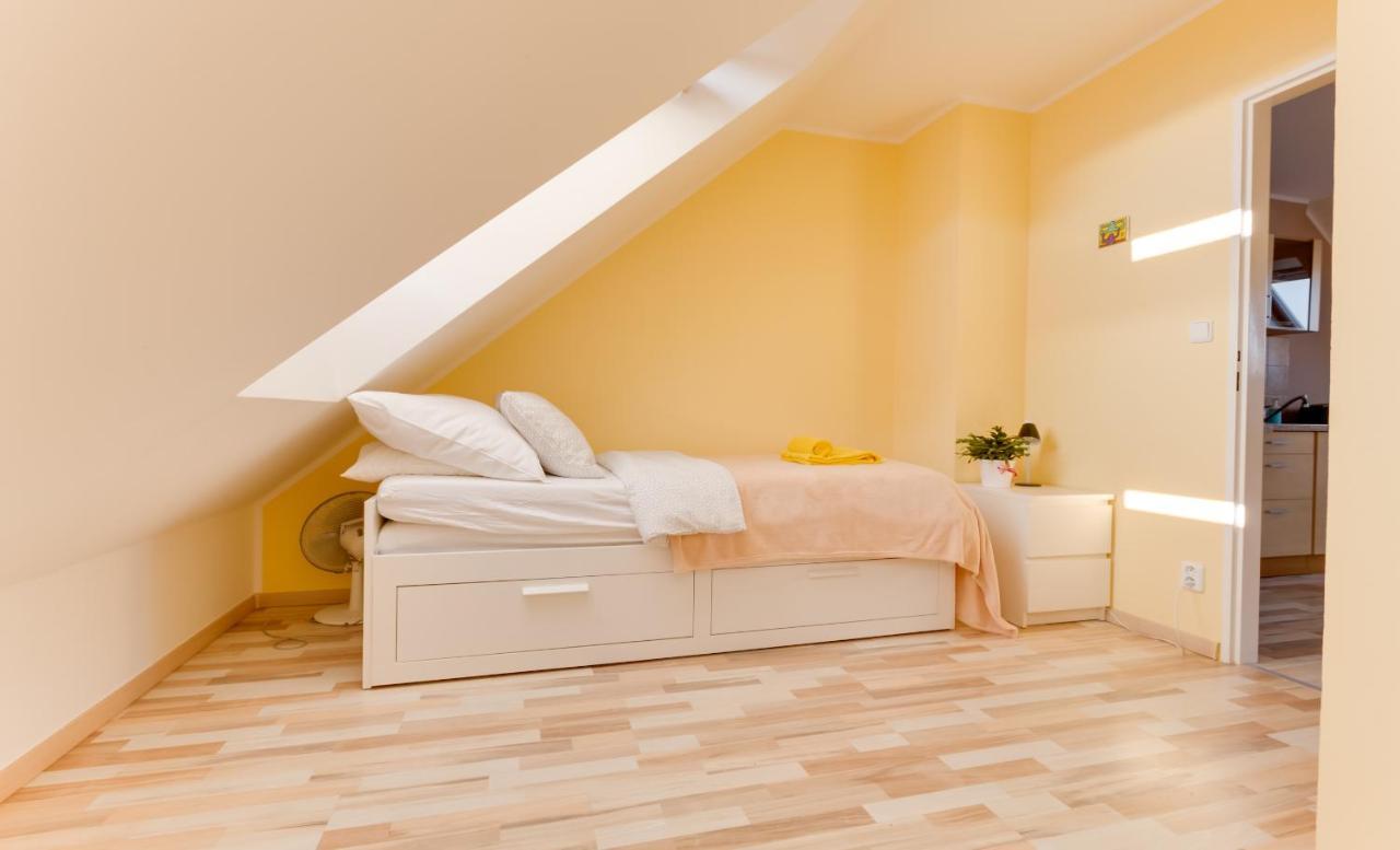 Jane'S Charming Apartment Прага Екстериор снимка